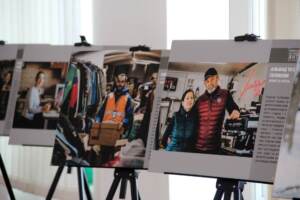 Детальніше про статтю У Хусті відкрили виставку 50 фотоісторій про життя переселенців на Закарпатті